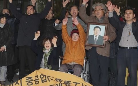 韓国「日本の報復が怖いので徴用被害者への勲章を延期します」　こっちを見るな￼